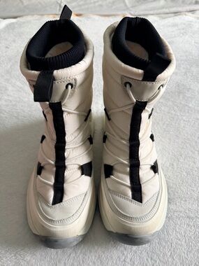 Canada Goose Cream and Black Puffer Boot Interior